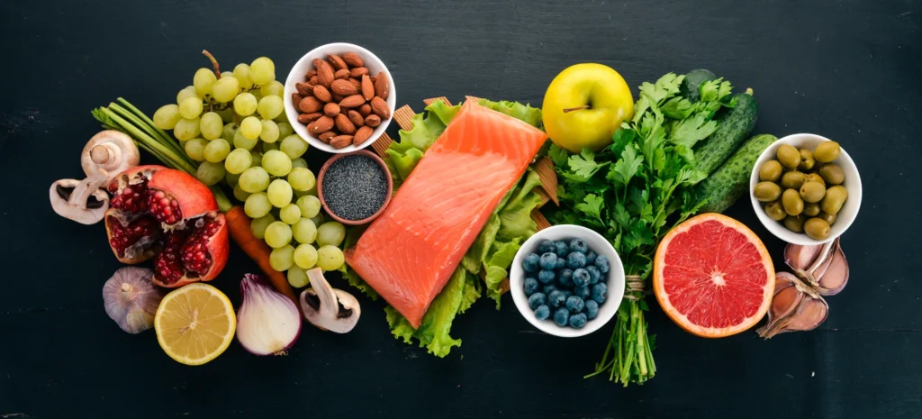 Mesa com alimentos saudáveis.